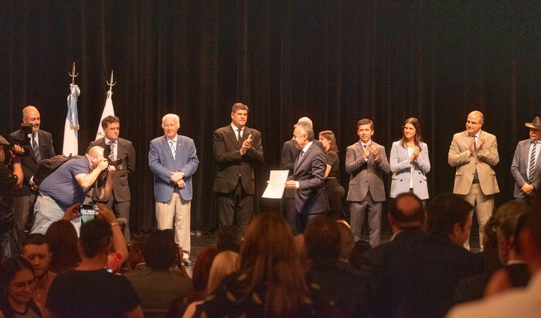 Alfredo Cornejo, acto proclamación candidatos electos, Teatro Mendoza, diplomas