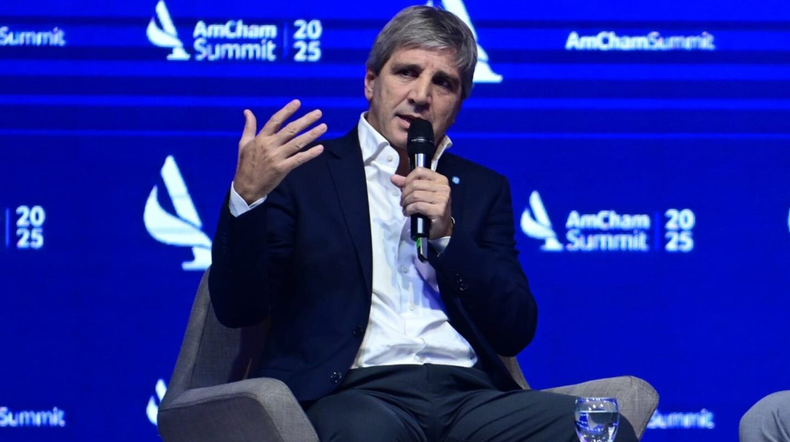 Luis Caputo vuelve a apostar a los dólares del colchón de los argentinos para consolidar la posición en moneda extranjera de economía