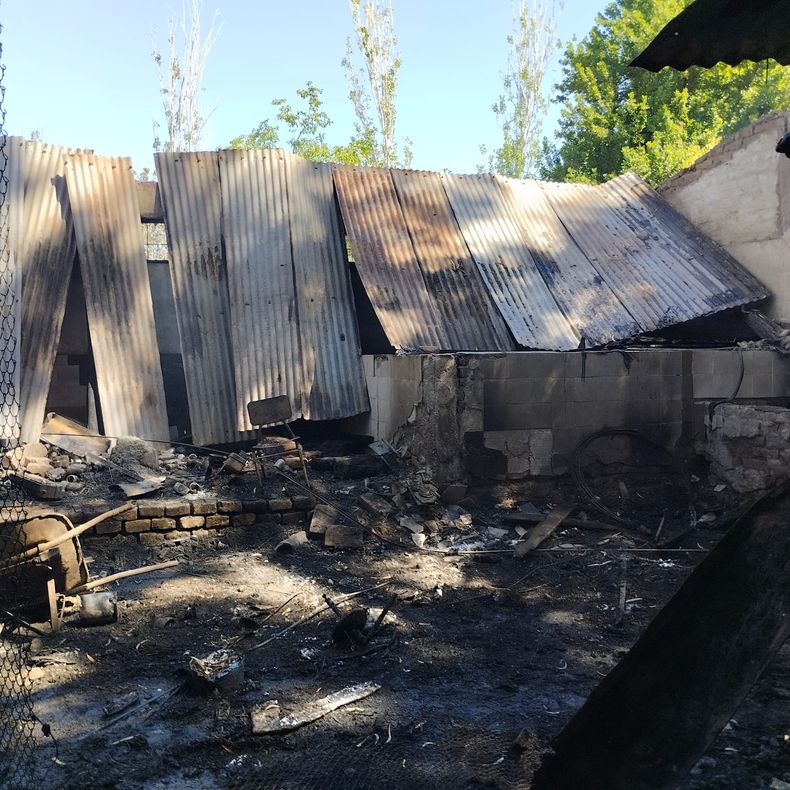 Al llegar al lugar, personal policial y de Bomberos confirmó que el fuego había alcanzado la vivienda