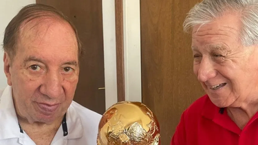 Carlos Bilardo junto a Pachame y la Copa del Mundo.