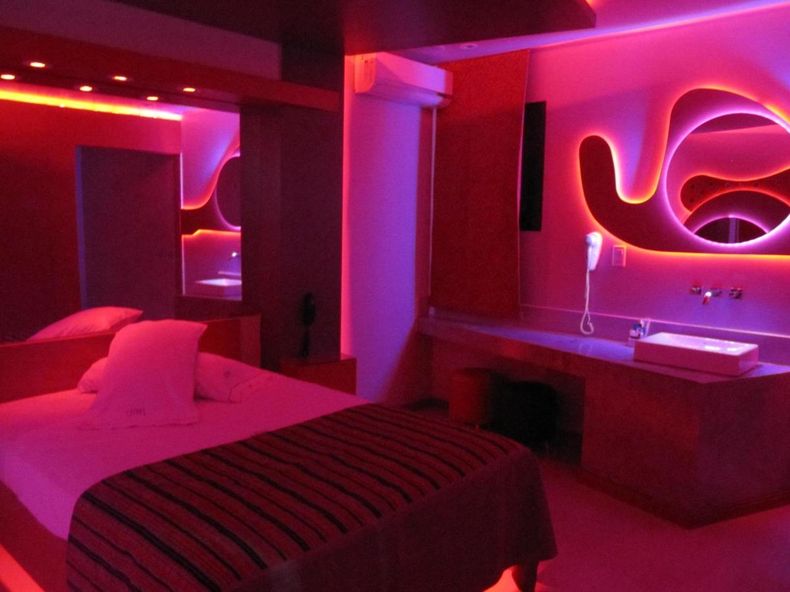Trabaja en un hotel alojamiento por horas y muestra cómo quedan las habitaciones cuando se van las parejas.