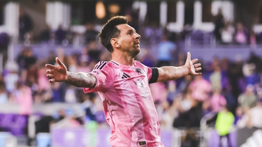 La imagen del capitán argentino Lionel Messi siguiendo el partido a la distancia reactivó el interés por el club vinculado a su familia.