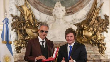 Andrea Bocelli fue condecorado por Milei en Casa Rosada y ofreció un show íntimo para el gabinete