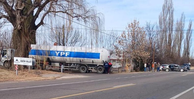 Fuerte choque entre un auto y un camión en la Ruta 143