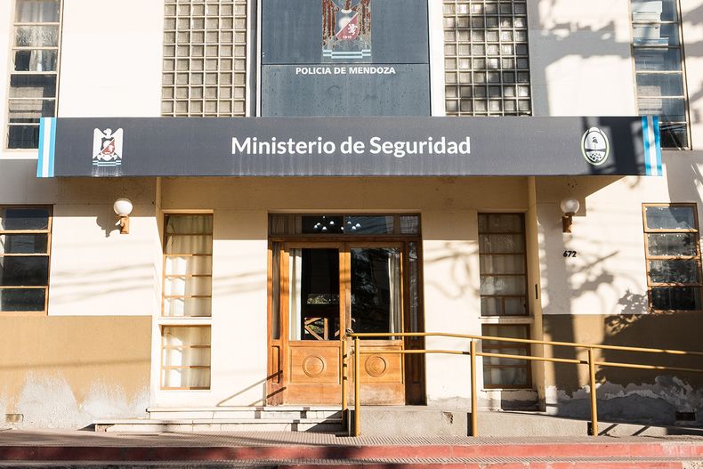 La reunión entre vecinos de Luján de Cuyo y autoridades se realizó en el Ministerio de Seguridad. 