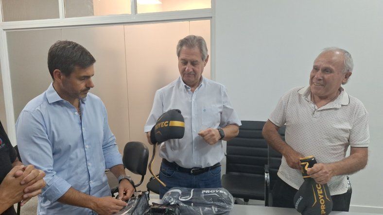 El intendente de San Rafael Omar Félix estuvo en la entrega del material de boxeo.