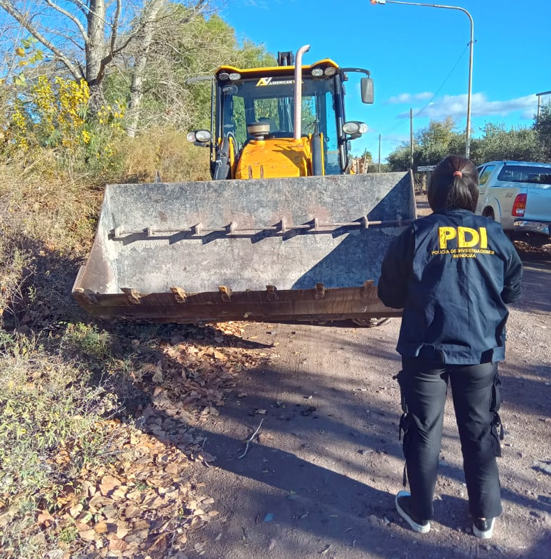 La Policía de Mendoza recuperó una retroexcavadora robada en la provincia de Buenos Aires. 