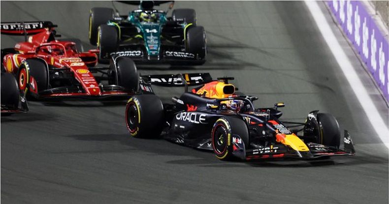 Es la primera vez que Verstappen, quien ganó un record de 19 de 22 carreras el año pasado, triunfó en las dos primeras de una temporada.