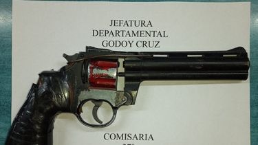 Se puso nervioso y lo atraparon con un revólver y porros en una parada de micros