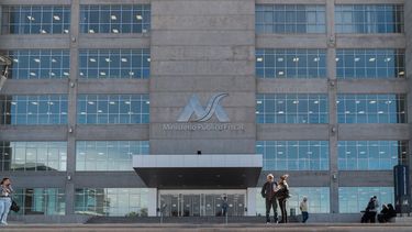 Dos hermanos intentaron prender fuego la vivienda con una mujer adentro, quien sufrió graves heridas