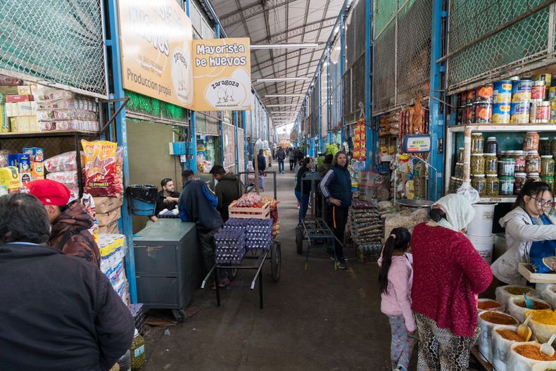 En la feria de Guaymallén, como en otros mercados de abasto de Mendoza, los precios de frutas y hortalizas están en el sube y baja