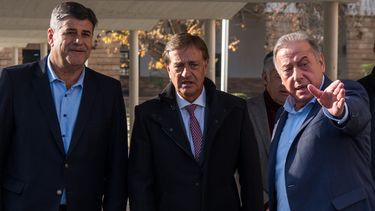 El vicegobernador Mario Abed, el gobernador Rodolfo Suarez y el ministro de Seguridad, Raúl Levrino, en el acto de entrega de nueva movilidad para la Policía.&nbsp;