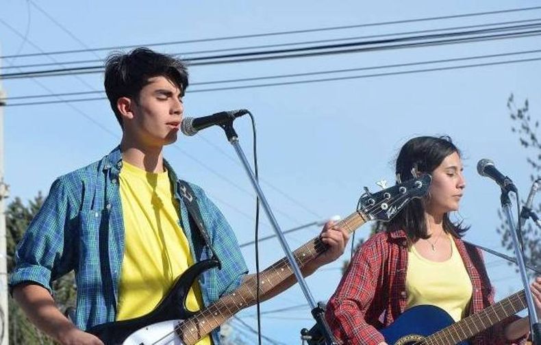 Felipe, además, toca el bajo, el teclado y canta en una banda. 