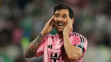 Lionel Messi encendió las alarmas por una molestia muscular, pero el cuerpo médico de Inter Miami apunta a una vuelta rápida. Lionel Messi encendió las alarmas por una molestia muscular, pero el cuerpo médico de Inter Miami apunta a una vuelta rápida.