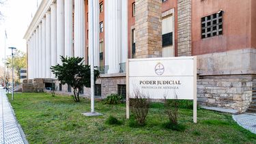 El Gobierno de Mendoza otorgó un aumento salarial por decreto a los empleados judiciales.