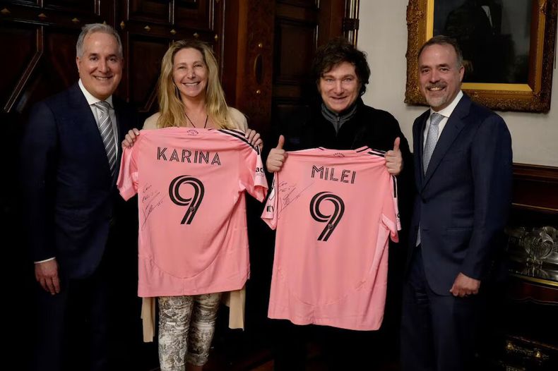 Javier y Karina Milei con las camisetas de Inter Miami autografiadas por Lionel Messi.