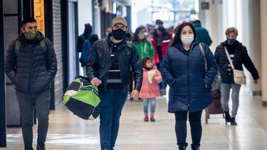 Sitio Andino | covid 19, coronavirus, gente en la calle, pandemia, covid, gente, personas, aire libre, otoño, clima, tiempo, terminal de mendoza, radio andina