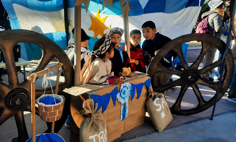 Niños reviven la Revolución de Mayo.