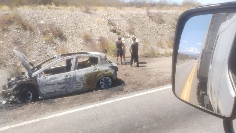 Un auto se prendió fuego en la Ruta 7 y las pérdidas fueron totales