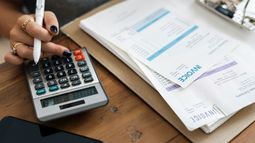 A veinte años, se duplica el uso de ahorros para cubrir los gastos del hogar