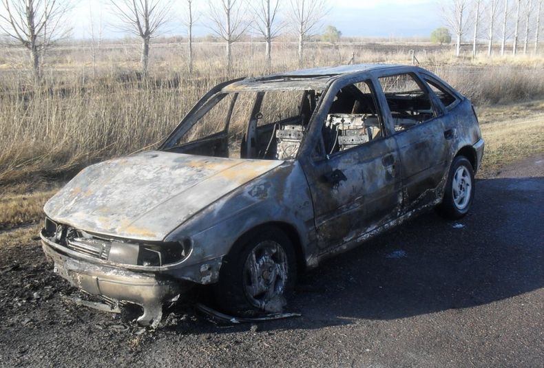 Auto incendiado en San Carlos