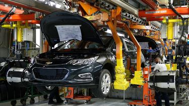 La recesión llegó a la industria automotriz: la producción cayó 20,6% y la ventas 44%