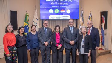 El anfitrión, Edurdo Mallea, con sus pares de las Aduanas del Mercosur, durante la reunión.