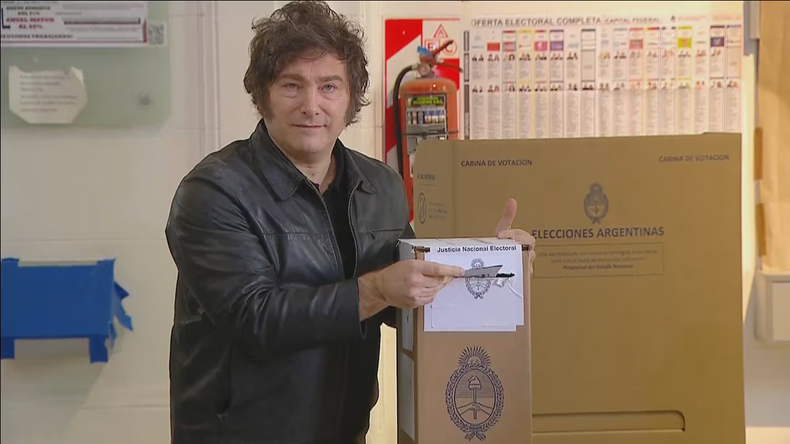 Javier Milei emitió su voto pasada la hora 11. Javier Milei emitió su voto pasada la hora 11.