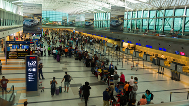 Los aeropuerto emiten más pasajeros que los que reciben y crece el deficit por turismo