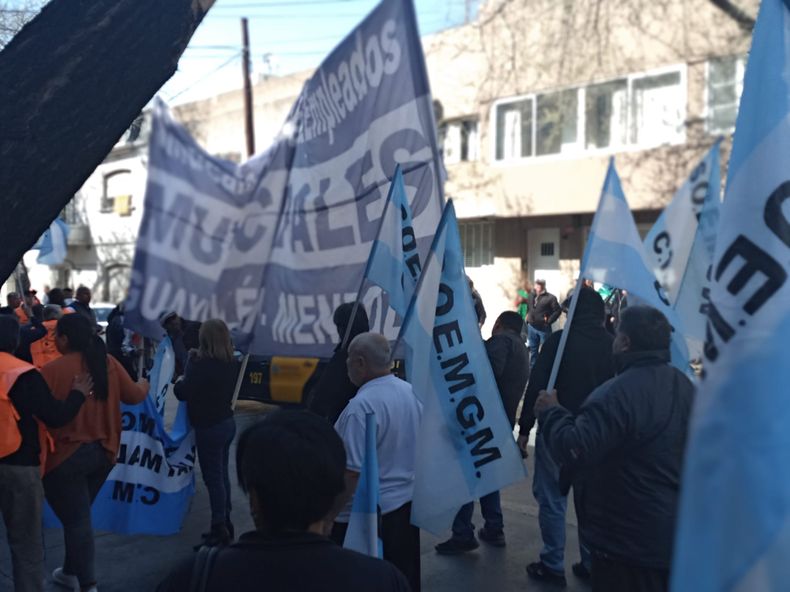 Un grupo de municipales se manifest&oacute; frente a la Subsecretar&iacute;a de trabajo. La paritaria municipal fue suspendida