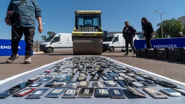 Una aplanadora destruyó celulares de las cárceles de Mendoza