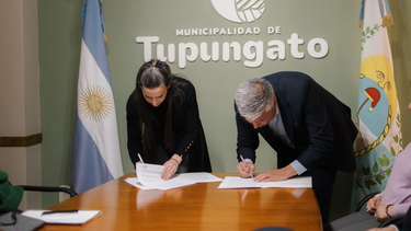 Firma de acuerdo por seguridad en Tupungato entre Mercedes Rus y Gustavo Aguilera.