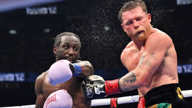 Crawford hizo historia al vencer a Canelo Álvarez y arrebatarle sus cinturones del peso supermediano de boxeo.
