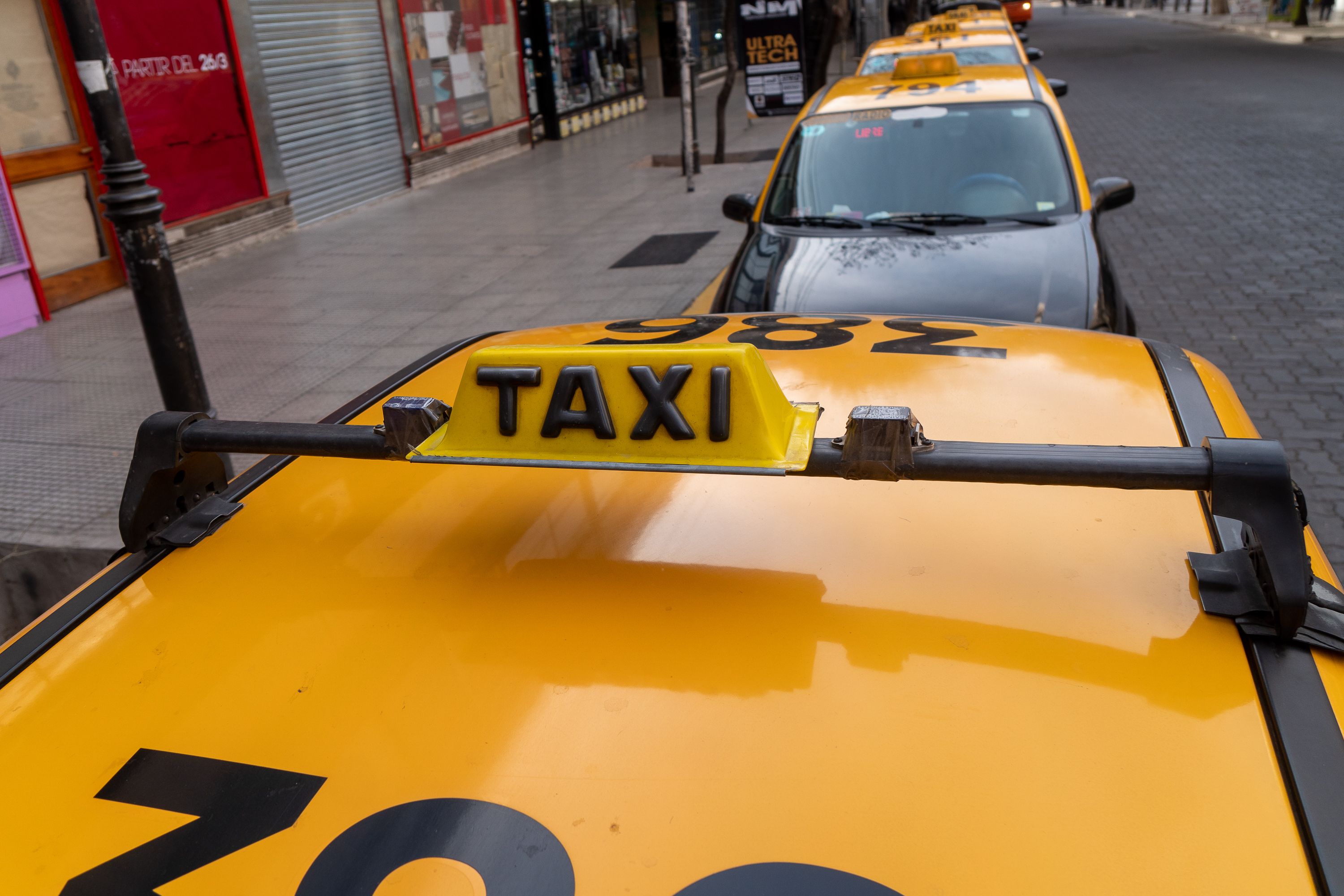 La Subsecretaría de Transporte dispuso la reorganización de las paradas de taxis en el Área Metropolitana.