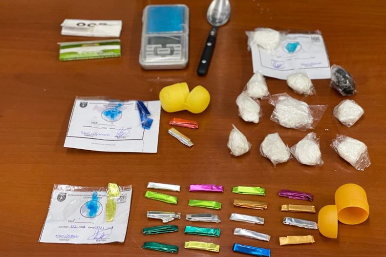 La policía anunció que desbarató tres kioscos de droga en Las Heras. 