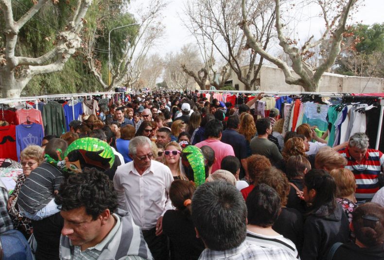 La Salada en Santa Rosa zapatillas desde 50 hasta jean de 70