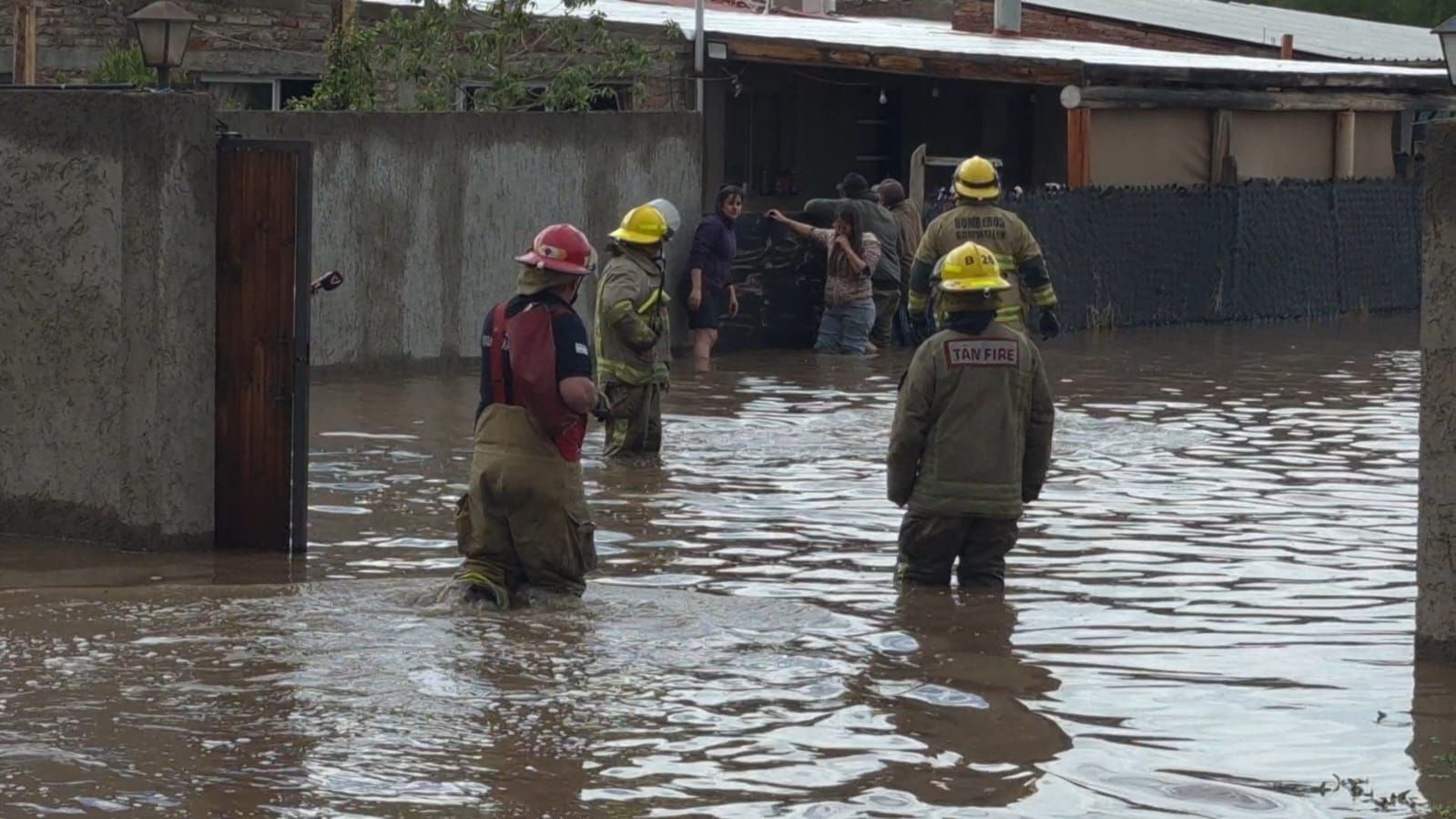 La primera lluvia intensa del Súper Niño expuso fallas y dejó familias evacuadas en Mendoza.