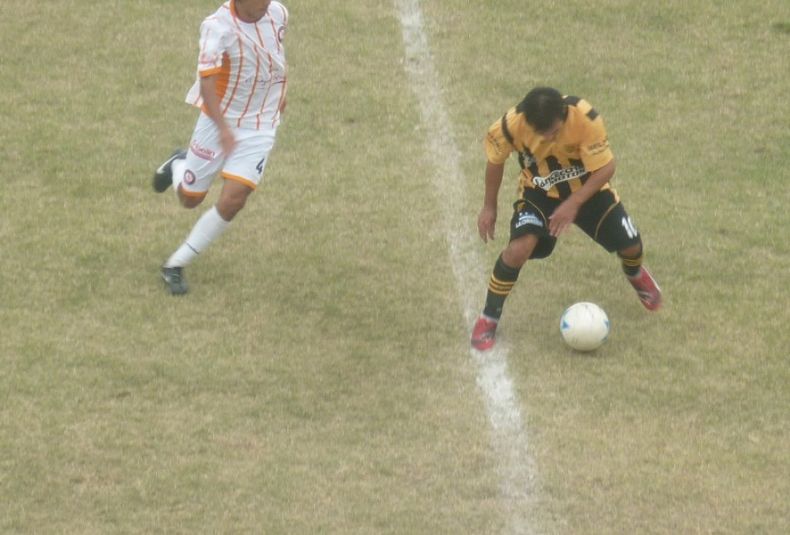 13 -At.Pilares venció a Palmira por 1 a 0-  Daniel Bazán (P) con la pelota, lo marca Mauro Flores, autor del gol de la victoria del Atlético Pilares-Lunes 18-03-13