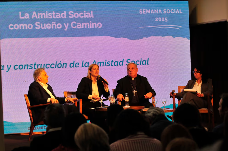 El gobernador Llaryora (Córdoba), la vicegobernadora Scaglia (Santa Fe), junto al presidente de la CEA, arzobispo Marcelo Colombo.