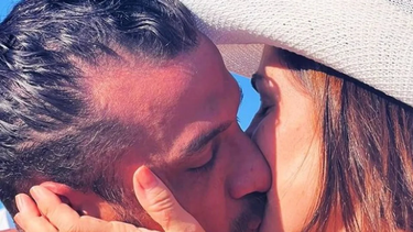 Las apasionadas vacaciones de una periodista y un ex futbolista.