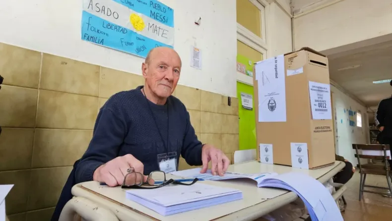 Carlos Koren combatió en Malvinas y este domingo ejerció como presidente de mesa en las elecciones 2025 de PBA. Carlos Koren combatió en Malvinas y este domingo ejerció como presidente de mesa en las elecciones 2025 de PBA.