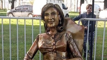 Mirtha Legrand: le hicieron una estatua y se armó el debate
