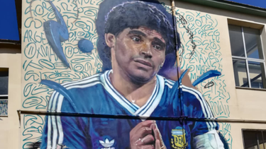 Un argentino inmortalizó a Diego Maradona en un mural