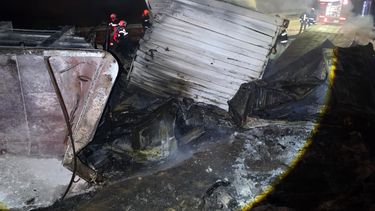 Tremendo choque e incendio en la Ruta 7 entre dos camiones y un auto: hay dos muertos. Tremendo choque e incendio en la Ruta 7 entre dos camiones y un auto: hay dos muertos.