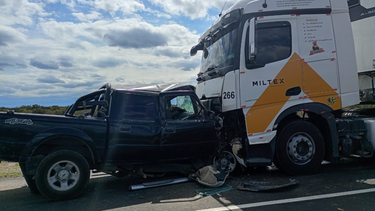 Un hombre murió en San Rafael en un tremendo choque entre una camioneta y un camión. Un hombre murió en San Rafael en un tremendo choque entre una camioneta y un camión.