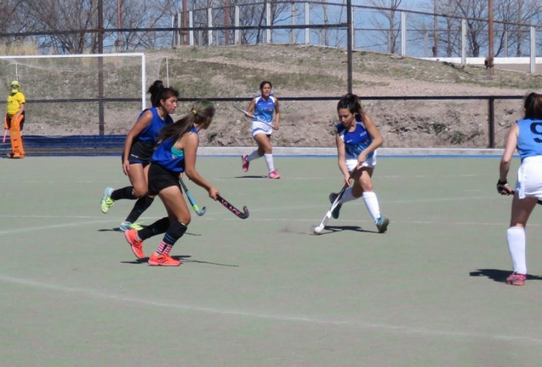 22 Continúa la 4° fecha del torneo de Verano de hockey acción. Viernes 11 03 22