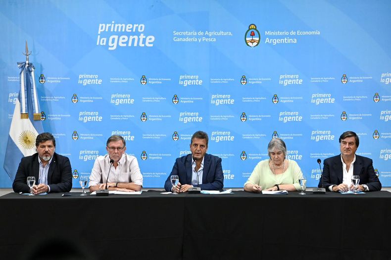 Massa y el Senasa anuncian medidas para reforzar la prevención ante la gripe aviar.