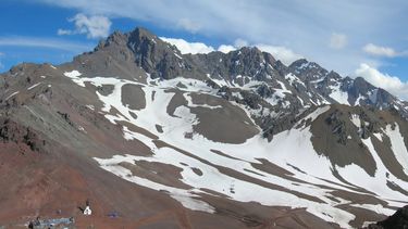 El Cerro Santa Elena tiene su cima a unos 5.000 metros de altura. El Cerro Santa Elena tiene su cima a unos 5.000 metros de altura.