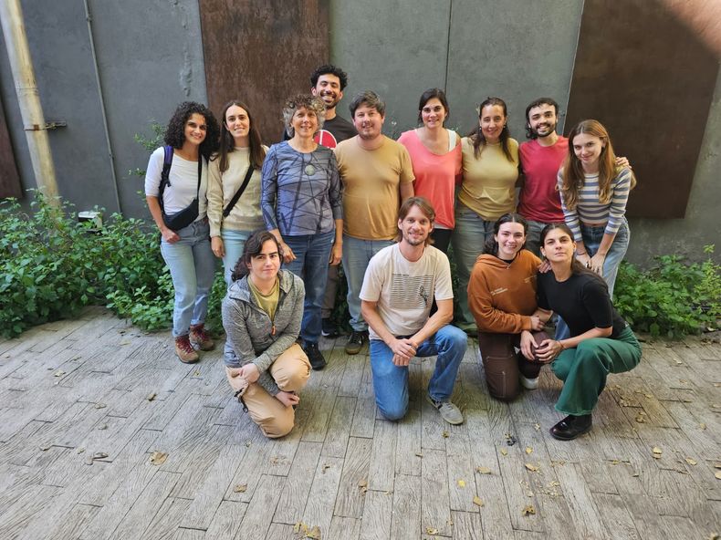 Andrea Gamarnik (tercera desde la izq.) junto a Santiago Oviedo-Rouco (remera beige), Mernoosh Arrar (remera blanca) y el resto del grupo de su laboratorio.