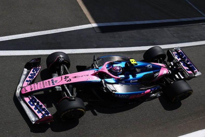 Franco Colapinto, concentrado y listo, maneja su Alpine en el circuito de Spa-Francorchamps durante los entrenamientos previos al GP de Bélgica 2025.